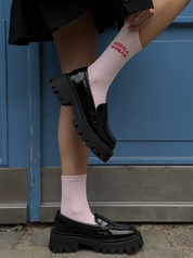 Statement Socken mit dem Statement God is a woman von saint sass in rosa. Super weich und angenehm zu tragen durch Frotteesohle und hochwertiger Bio Baumwolle.