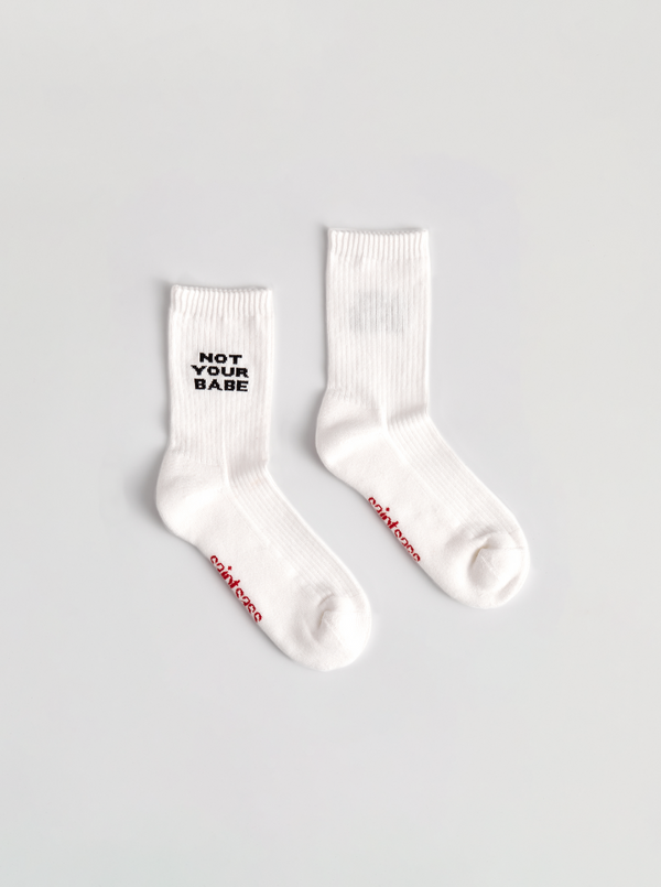 Statement Socken Not your Babe in weiß. Super weich und angenehm zu tragen durch hohe Dehnbarkeit und weicher Bio Baumwolle.