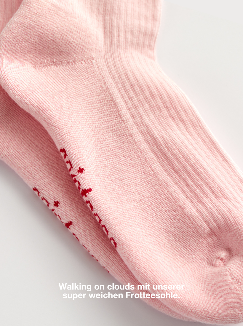 Super weiche Frotteesohle mit den Statement Socken von saint sass.