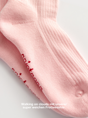 Super weiche Frotteesohle mit den Statement Socken von saint sass.